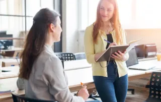 doua femei care discuta intr-un cadru profesional